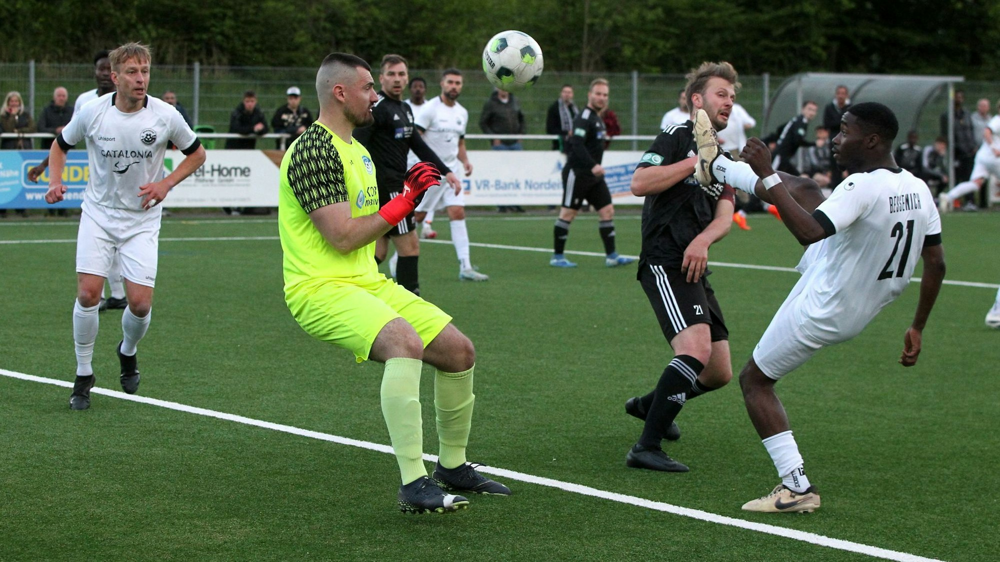 Samson Sayongo hebt einen Ball über seinen Torwart und erzielt ein Eigentor.