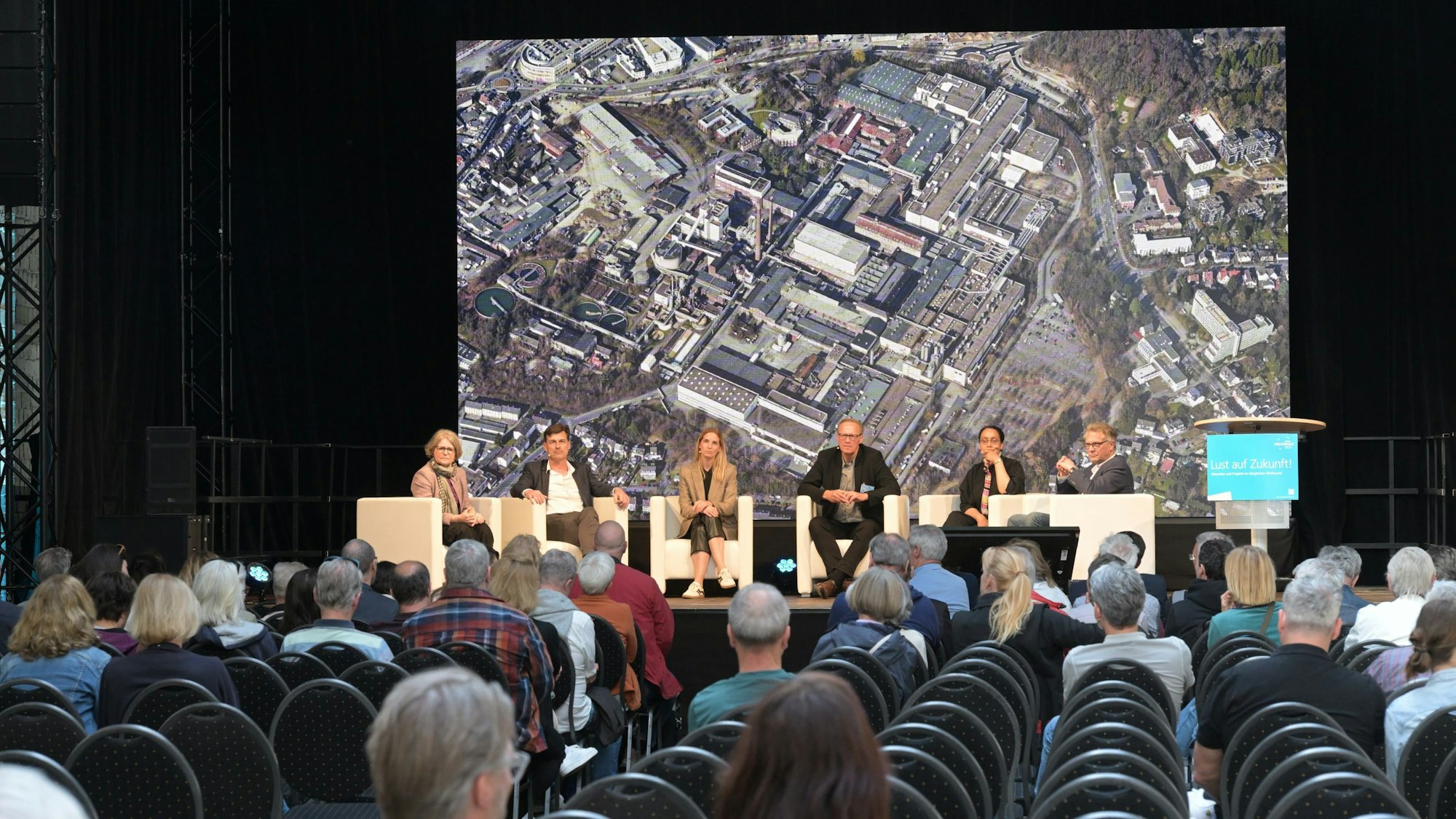 Beim Bürgerforum auf dem Zanders-Gelände in Bergisch Gladbach ging es um die Zukunft des Areals. Experten gaben Auskunft auf die Fragen der Besucher.