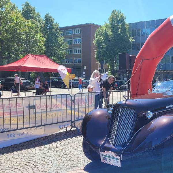 Ein Studebaker aus dem Jahr 1936 war der absolute Hingucker des Tages bei der Oldtimer-Ausfahrt in Bergisch Gladbach.