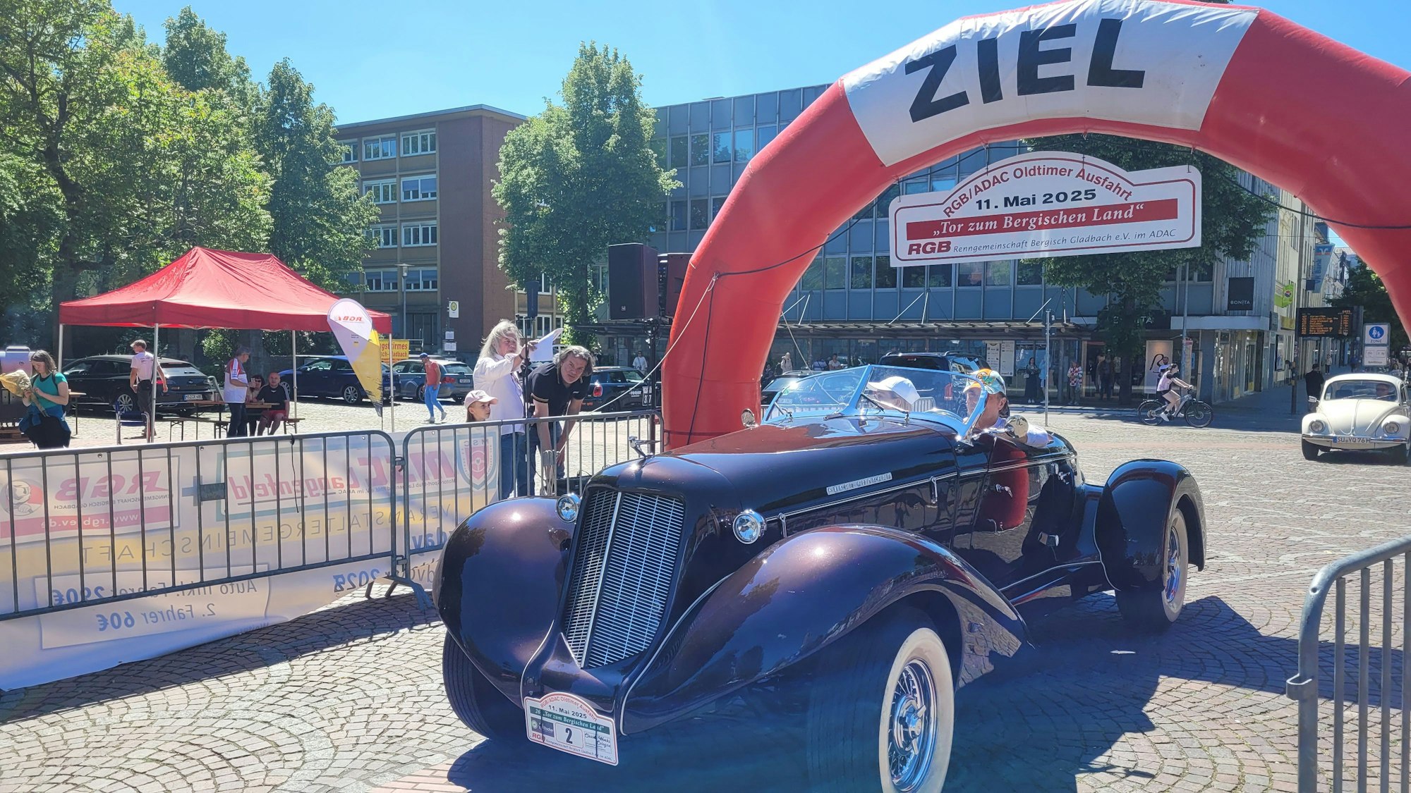 Ein Studebaker aus dem Jahr 1936 war der absolute Hingucker des Tages bei der Oldtimer-Ausfahrt in Bergisch Gladbach.
