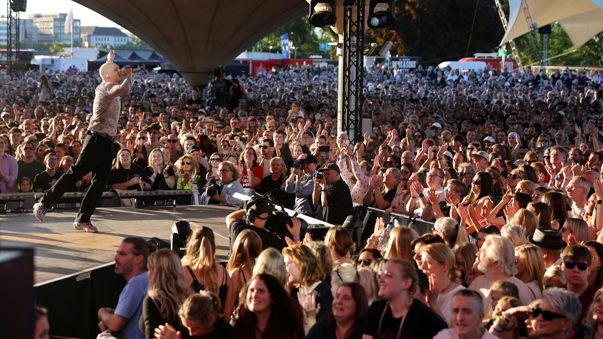 Besser geht's nicht: Oliver Niesen, Sänger von Cat Ballou, vor 12.5000 begeisterten Fans beim Saisonauftakt. Niesen steht inmitten von Fans auf dem vorderen Bühnensteg. Alle sind super drauf.
