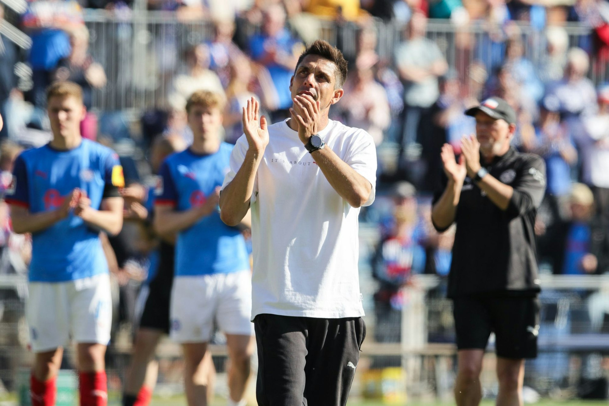 Kiels Trainer Marcel Rapp applaudiert nach dem Abstieg den Fans