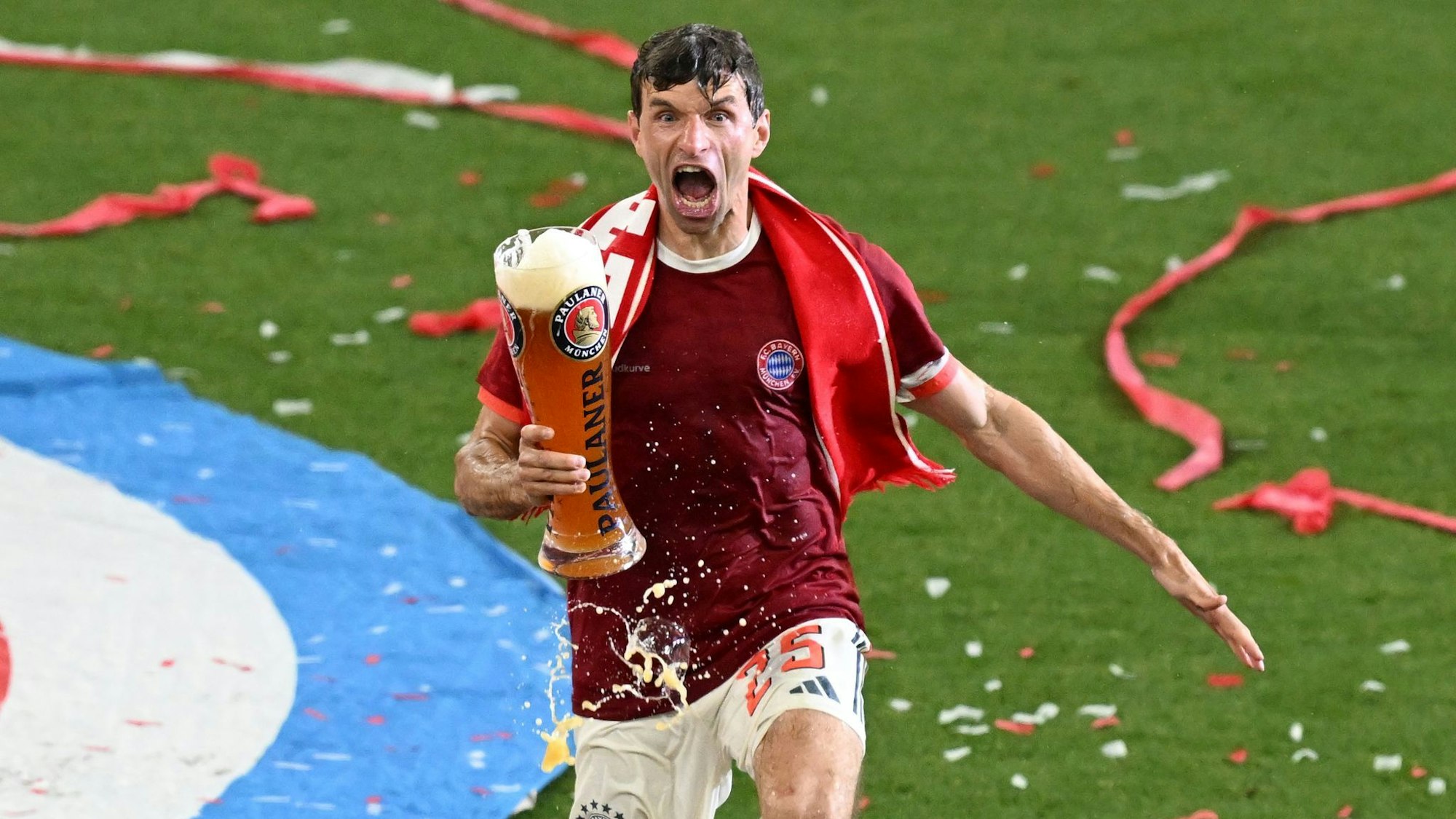 Auch Thomas Müller verabschiedet sich mit Bierduschen.