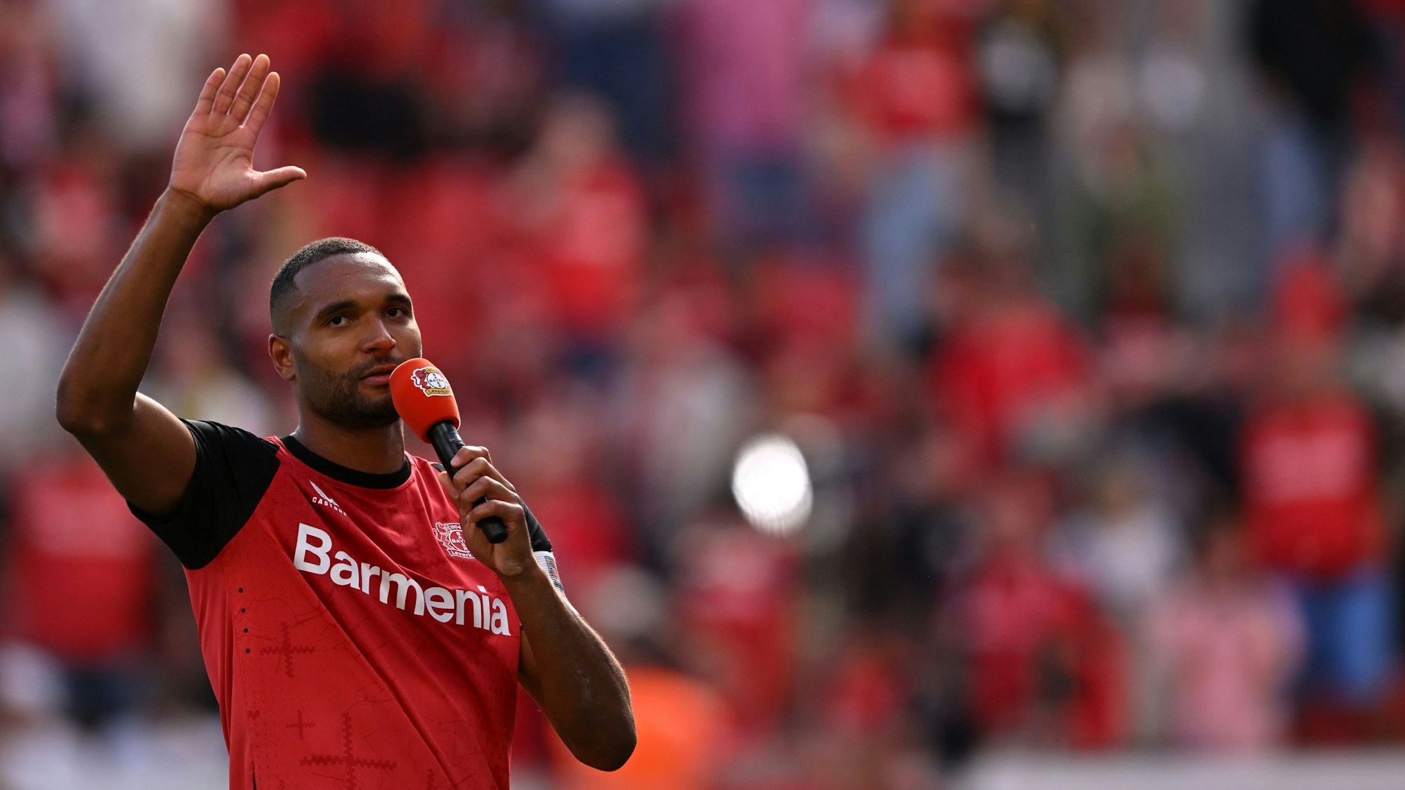 Leverkusens Jonathan Tah verabschiedet sich nach seinem letzten Heimspiel von den Fans.