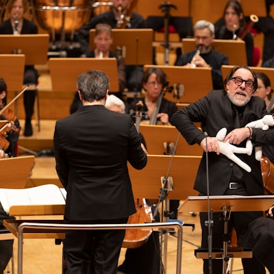 Sprecher Thomas Loibl schuf mit Püppchen befremdliche Momente.