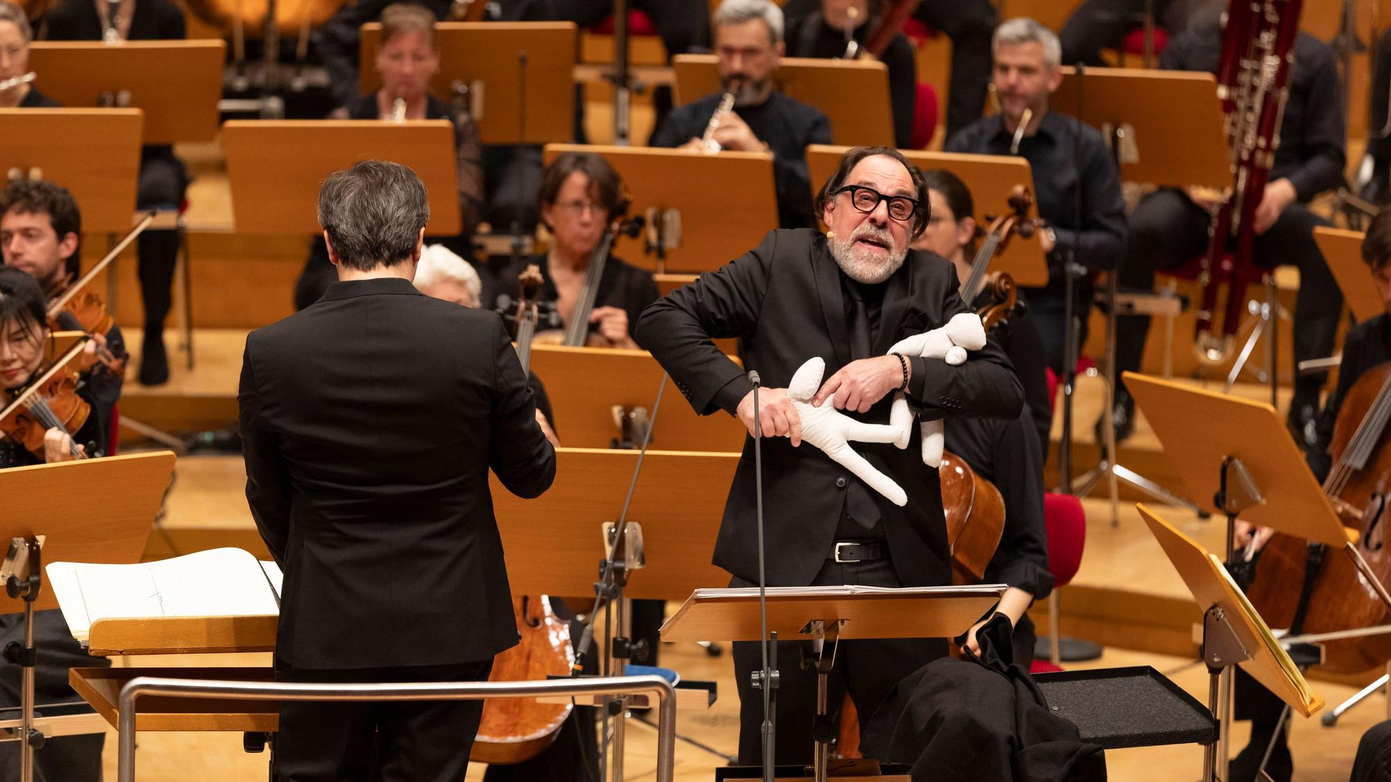 Sprecher Thomas Loibl schuf mit Püppchen befremdliche Momente.