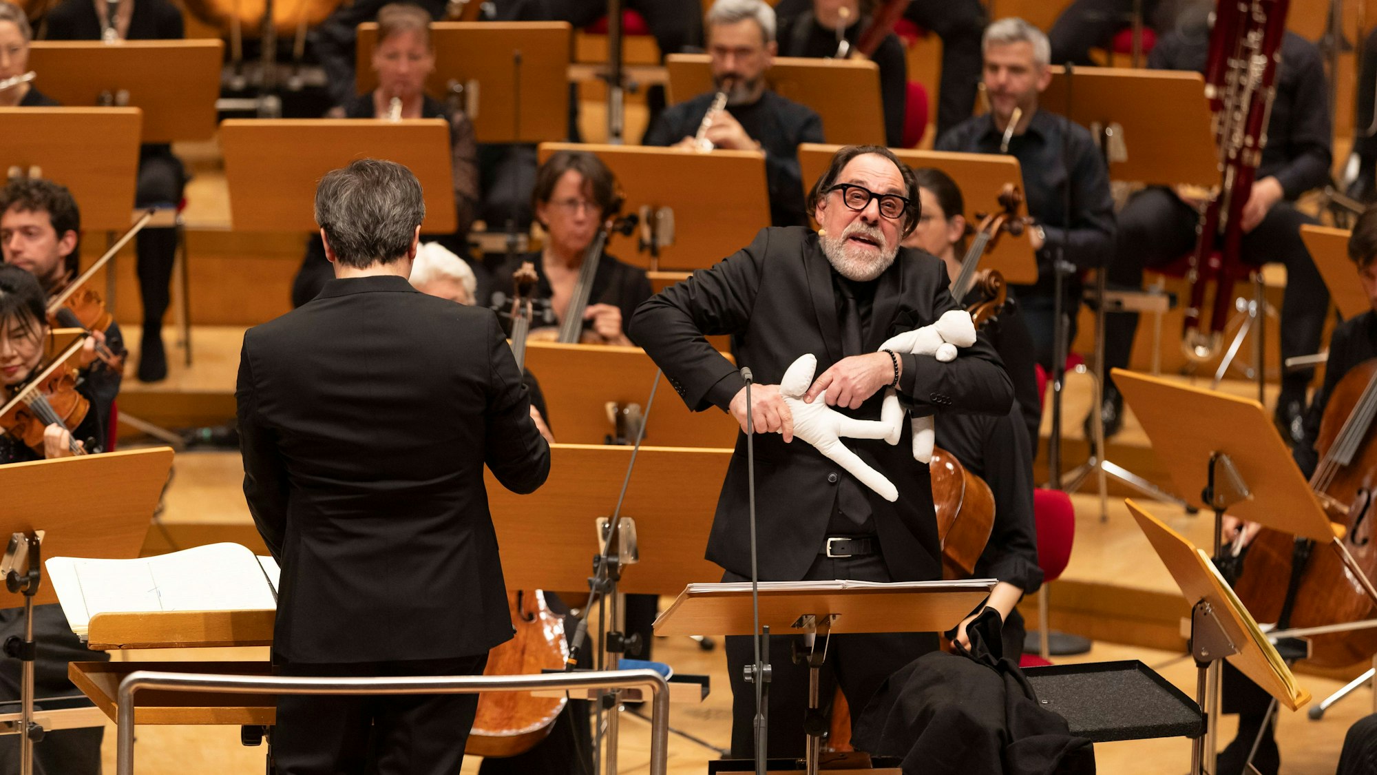 Sprecher Thomas Loibl schuf mit Püppchen befremdliche Momente.