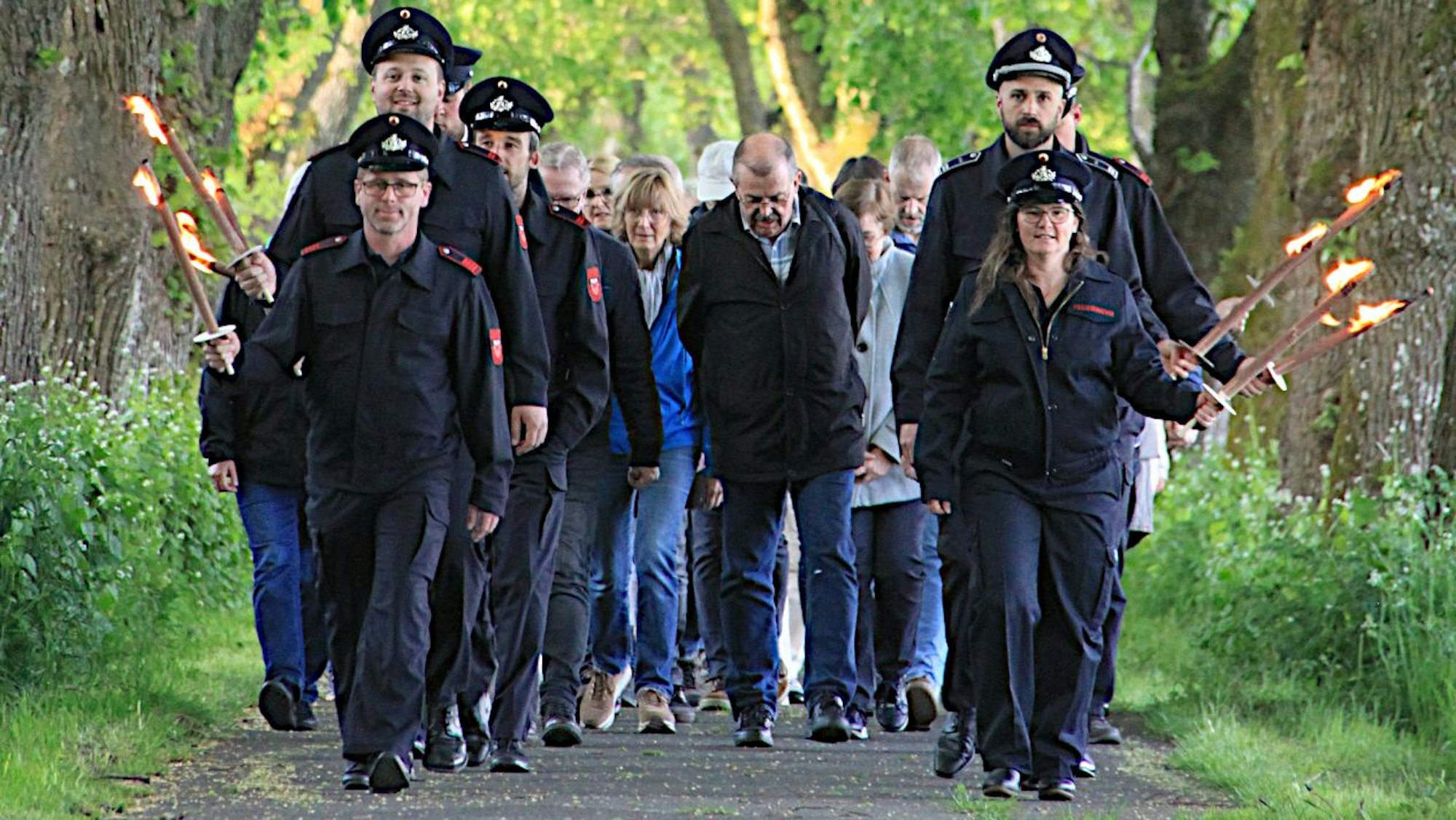 Im Fackelzug laufen die Teilnehmer auf der Allee.
