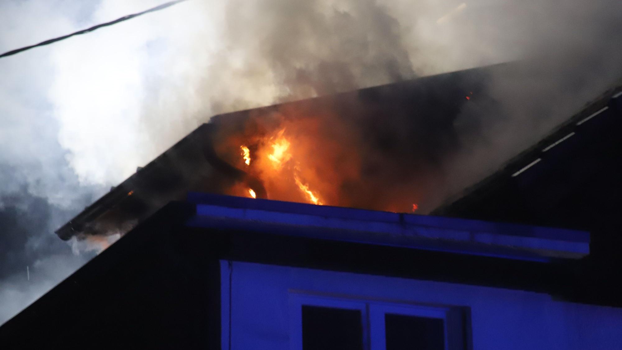 Die Flammen waren in das Dach geschlagen, das Dachgeschoss brannte nahezu komplett aus.