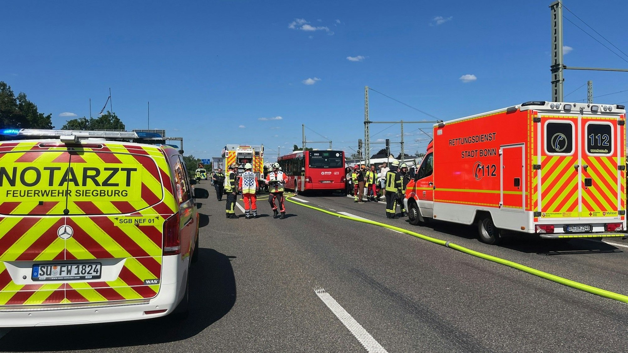 Einsatzfahrzeuge auf einer Autobahn.