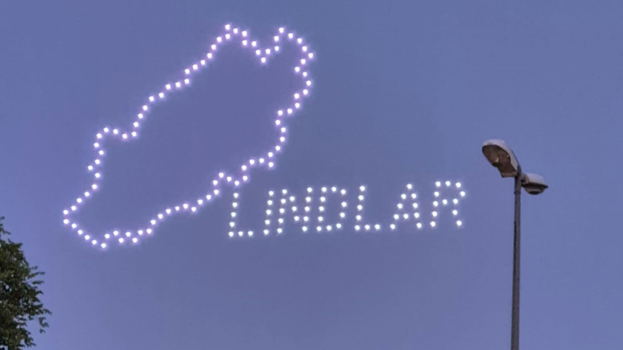 Leuchtende Drohnen formen die Gemeindegrenzen und den Schriftzug „Lindlar“ an den Himmel.