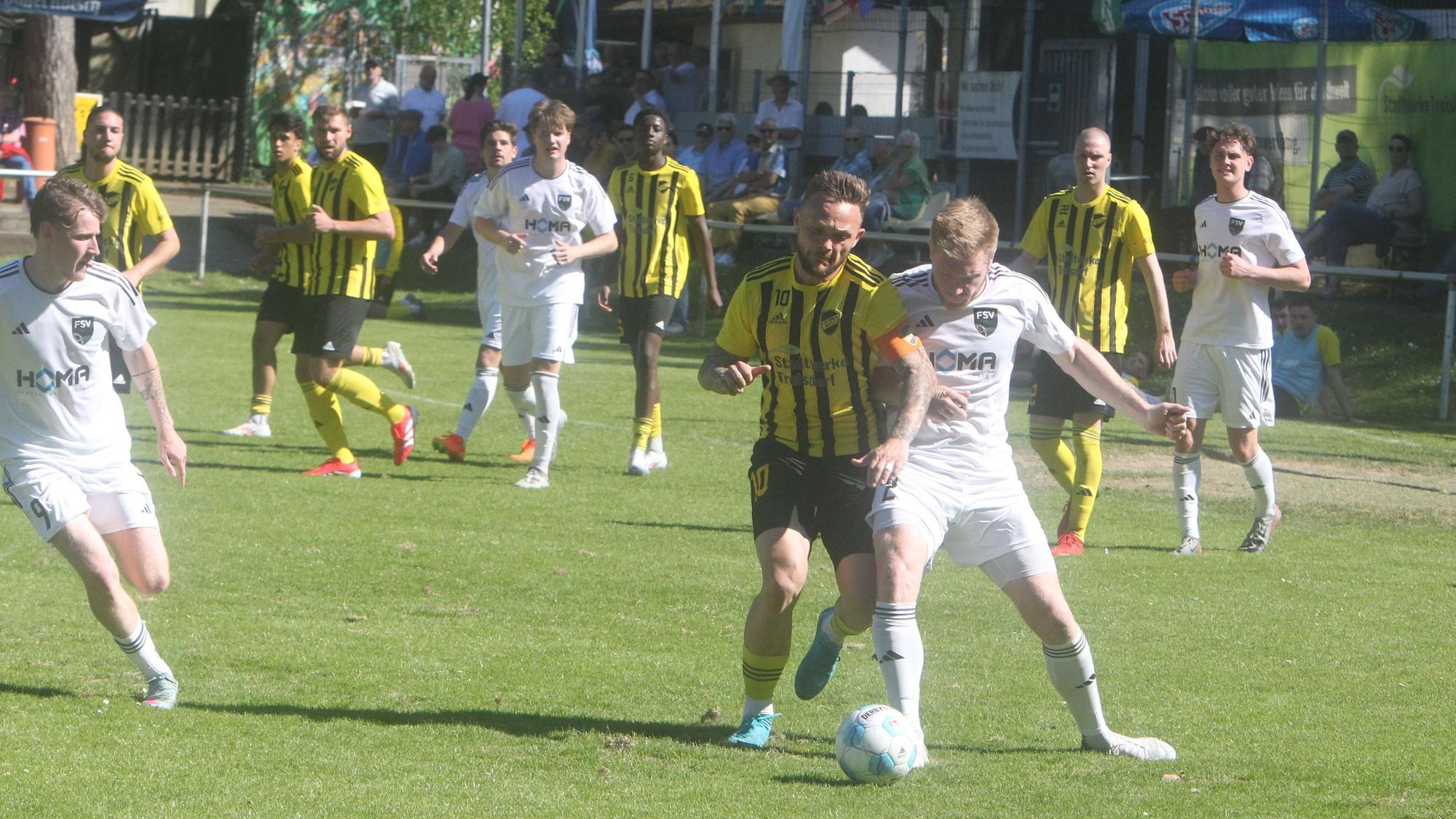 Packender Zweikampf: Lukas Püttmann (links) vom 1. FC Spich und FSV-Akteur Jona Ehses.