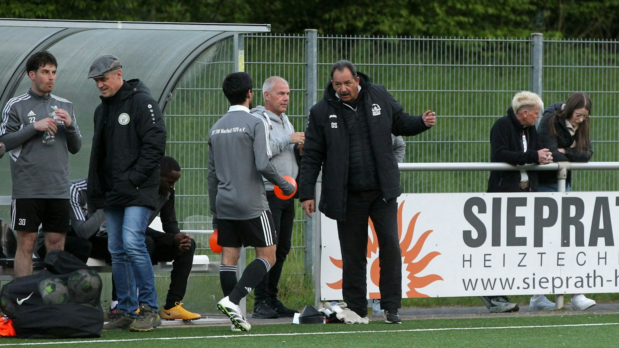 Dirk Scheer gibt Anweisungen an Auswechselspieler.