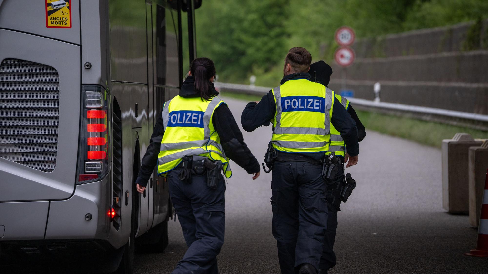 Polizisten kontrollieren an einer Kontrollstelle auf der A64 die Insassen eines Reisebusses. Die Kontrollen an den deutschen Außengrenzen sollen wie angekündigt ausgeweitet werden.