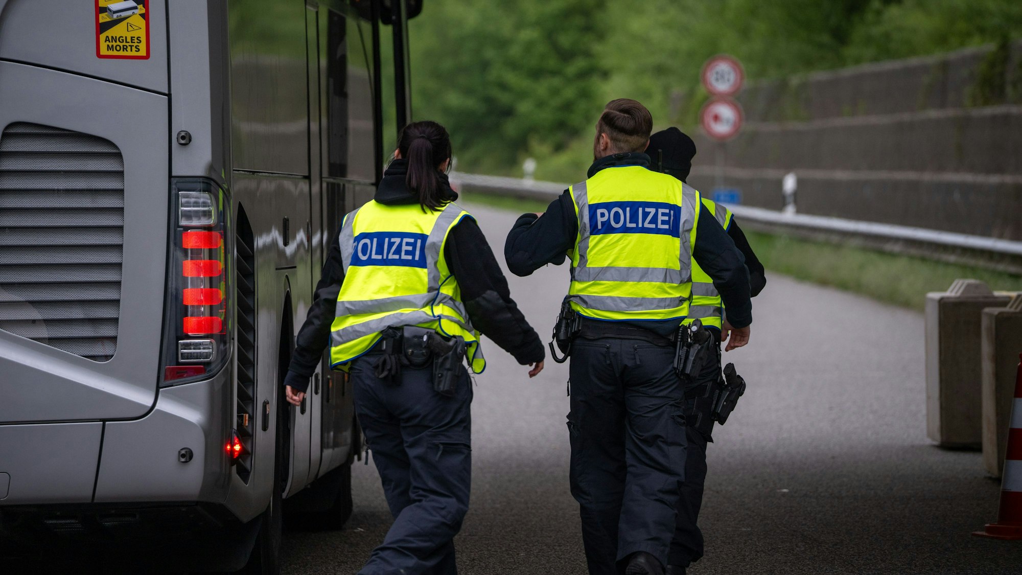 Polizisten kontrollieren an einer Kontrollstelle auf der A64 die Insassen eines Reisebusses. Die Kontrollen an den deutschen Außengrenzen sollen wie angekündigt ausgeweitet werden.