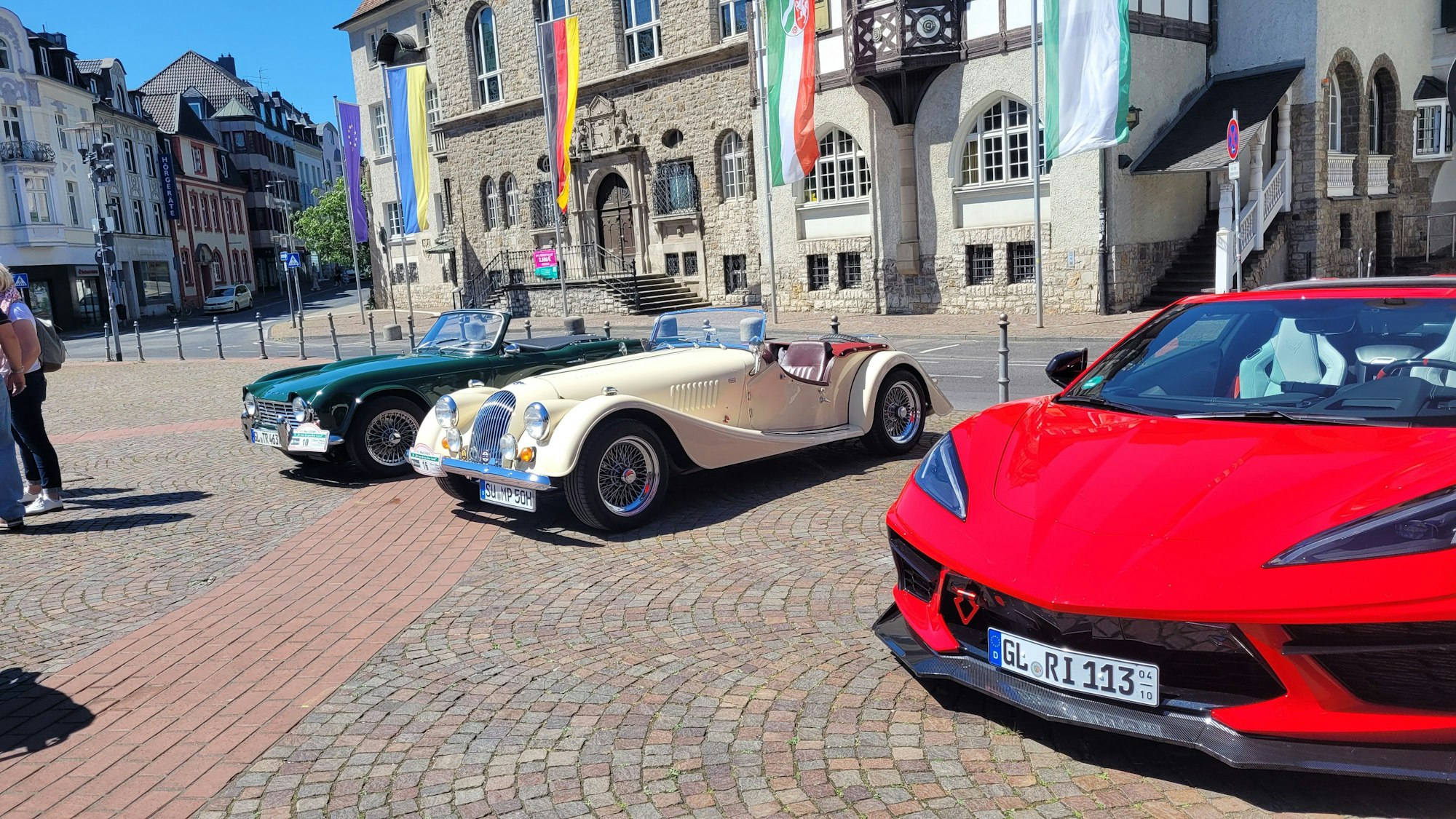 Schnittige Limousinen schmückten den Platz am Gladbacher Rathaus. Die Oldtimer waren beliebte Fotomotive.