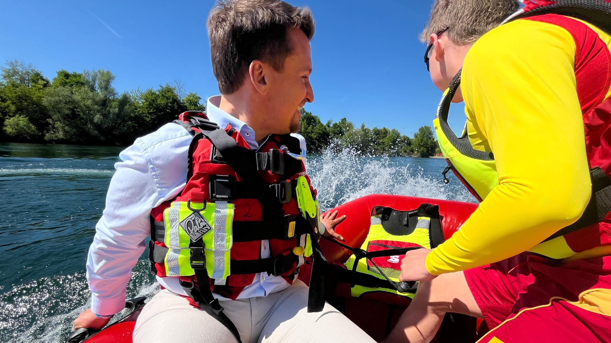 Bürgermeister Alexander Biber nutzte die Gelegenheit zu einer Kurvenfahrt mit Spritzwasser auf dem Rotter See.