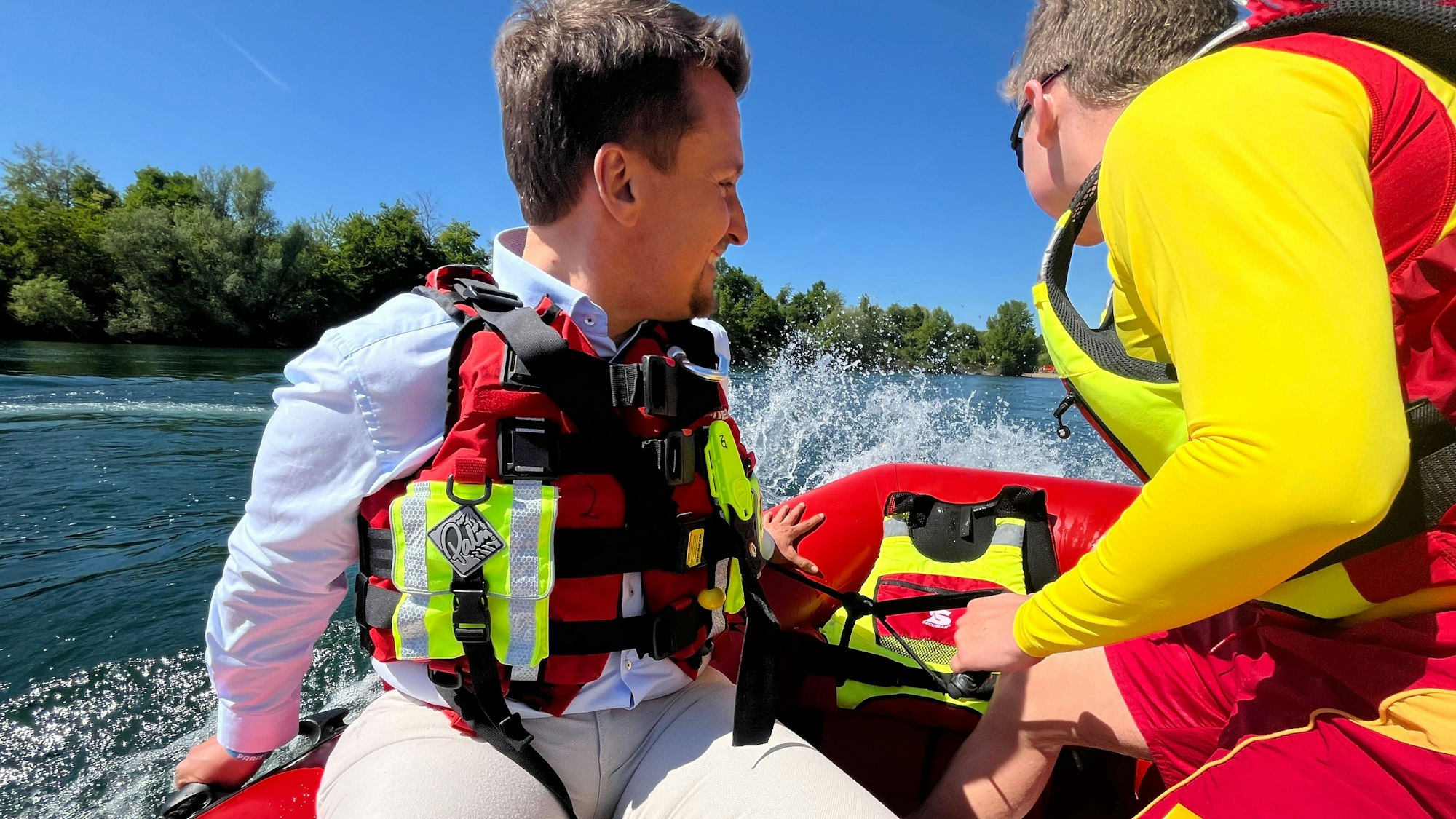 Bürgermeister Alexander Biber nutzte die Gelegenheit zu einer Kurvenfahrt mit Spritzwasser auf dem Rotter See.