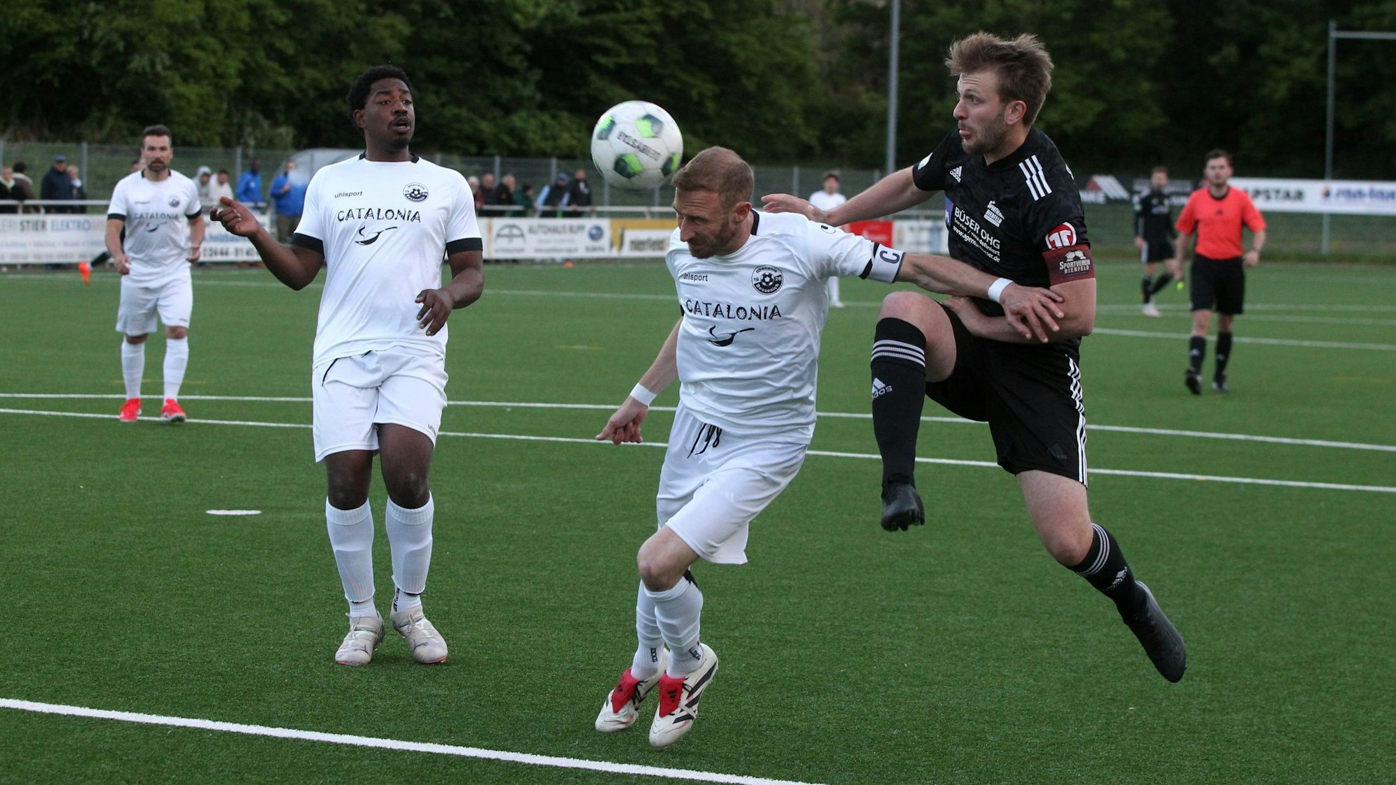 Moritz Hartmann beim Kopfball. Von hinten kommt Stephen Kinnen herangeflogen.
