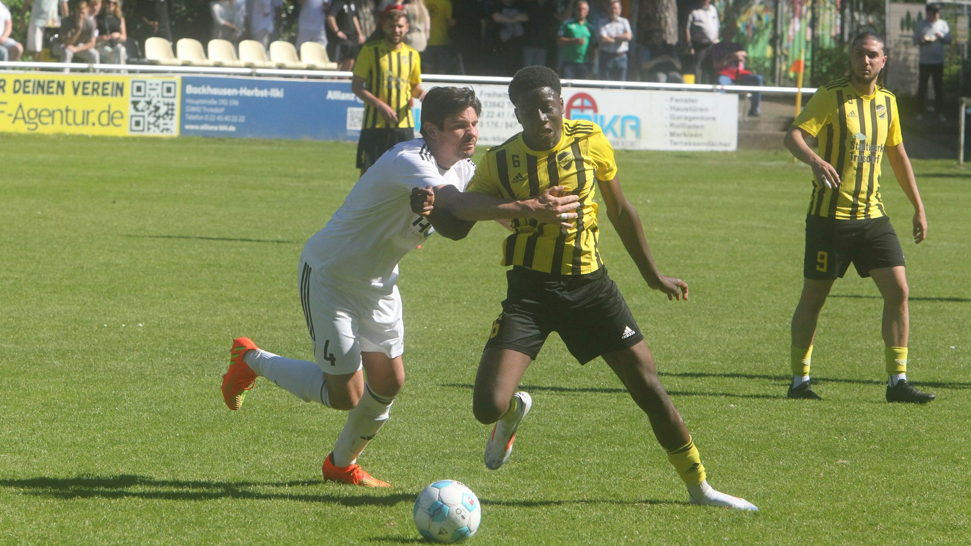 FSV-Akteur Paul Orfgen (links) hindert Bandian Conde am Weiterlaufen.