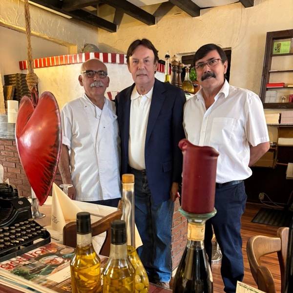 Bruno Sagiro, Werner Beckmann und Joaquim Domenico stehen im Gastraum des Ristorante La Vita.