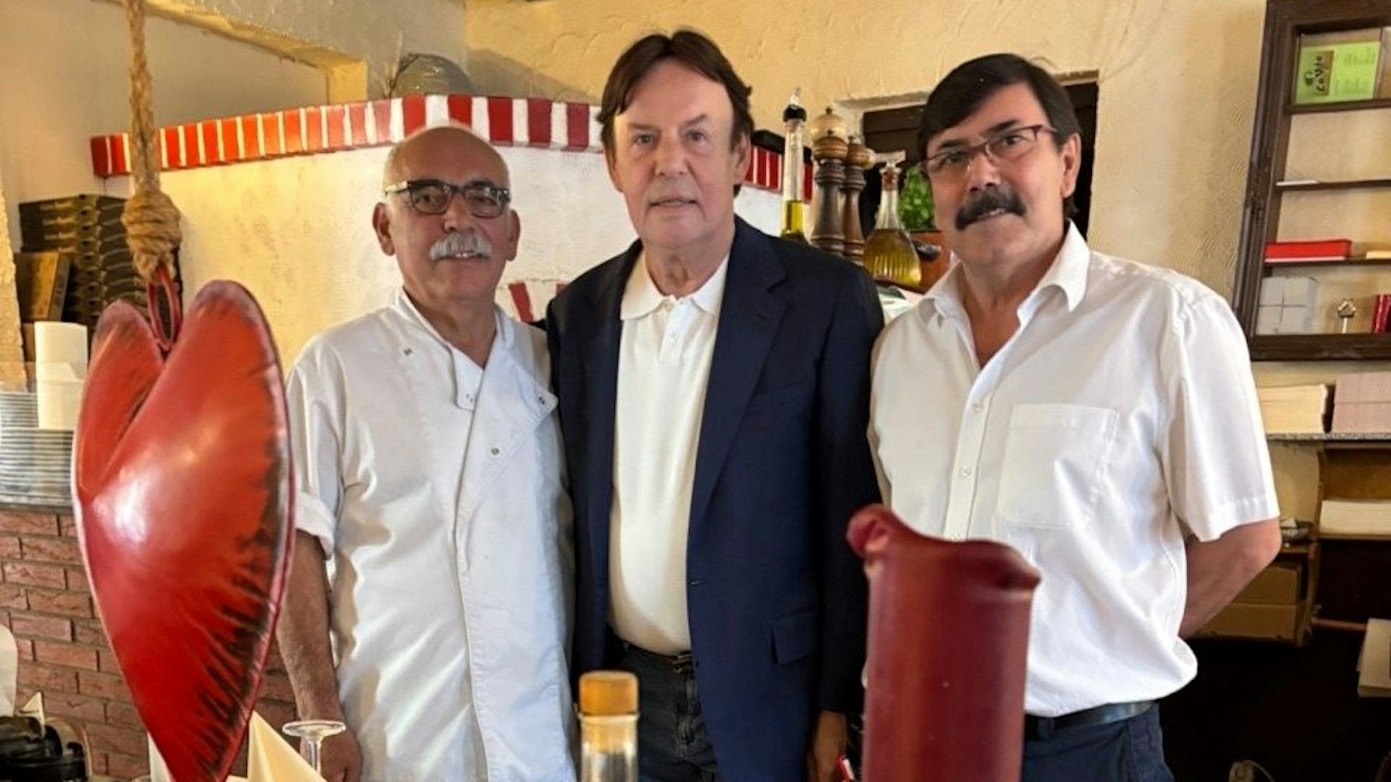 Bruno Sagiro, Werner Beckmann und Joaquim Domenico stehen im Gastraum des Ristorante La Vita.