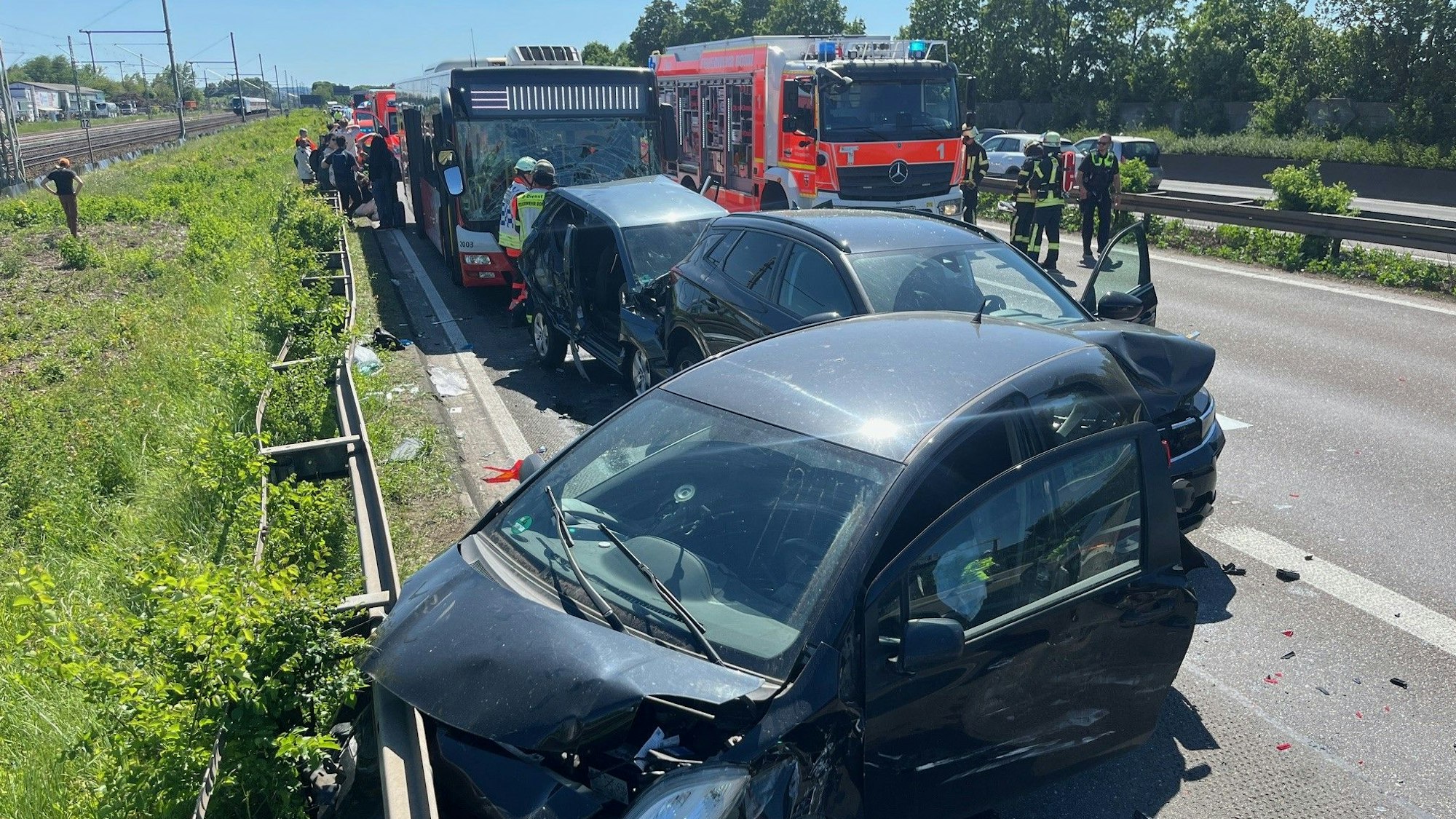 Ineinander verkeilte Autowracks an einer Unfallstelle auf der Autobahn.