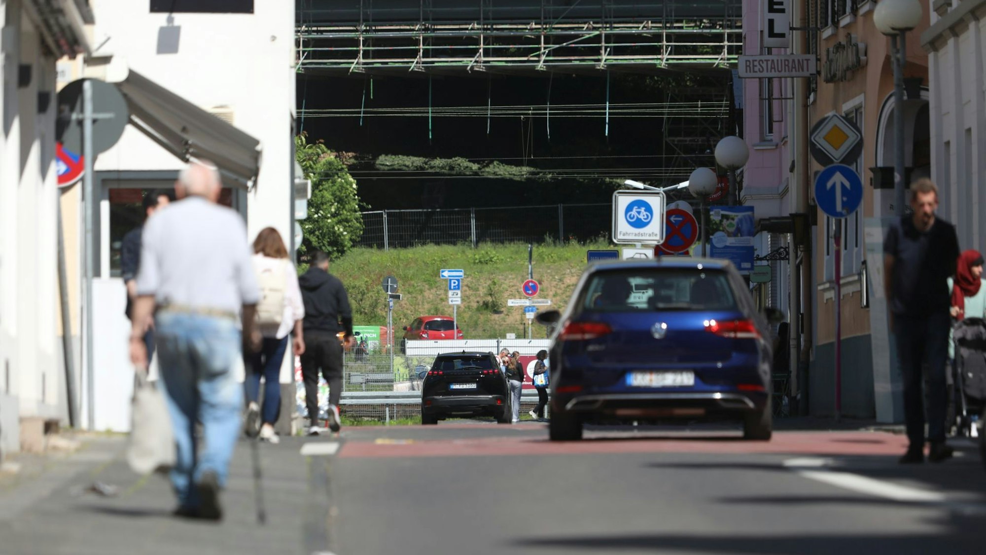 Fußgänger und Autofahrer auf der Drachenfelsstraße.