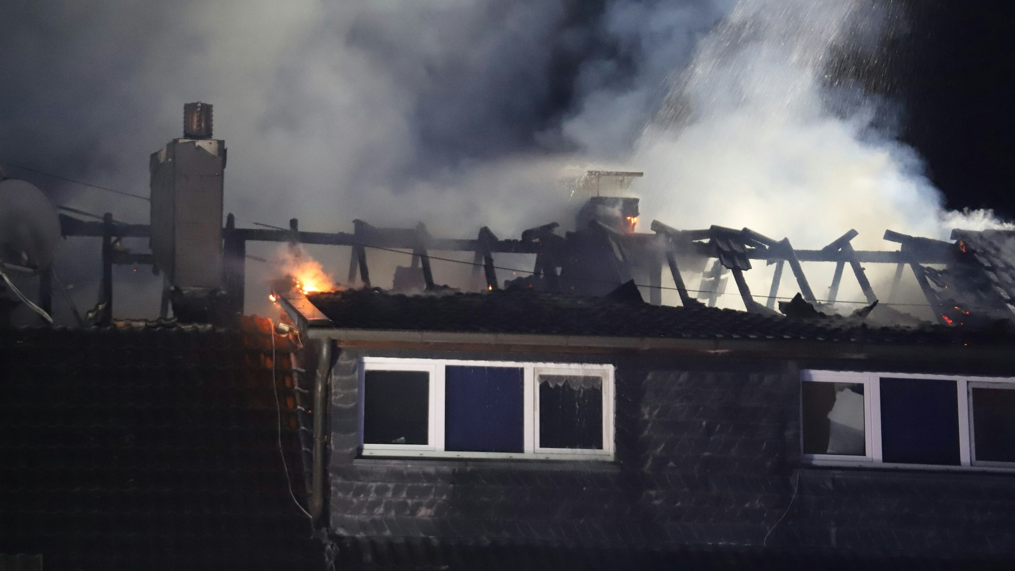 Verkohlte Dachbalken ragten in den Nachthimmel, die Dachziegel waren weggeplatzt.