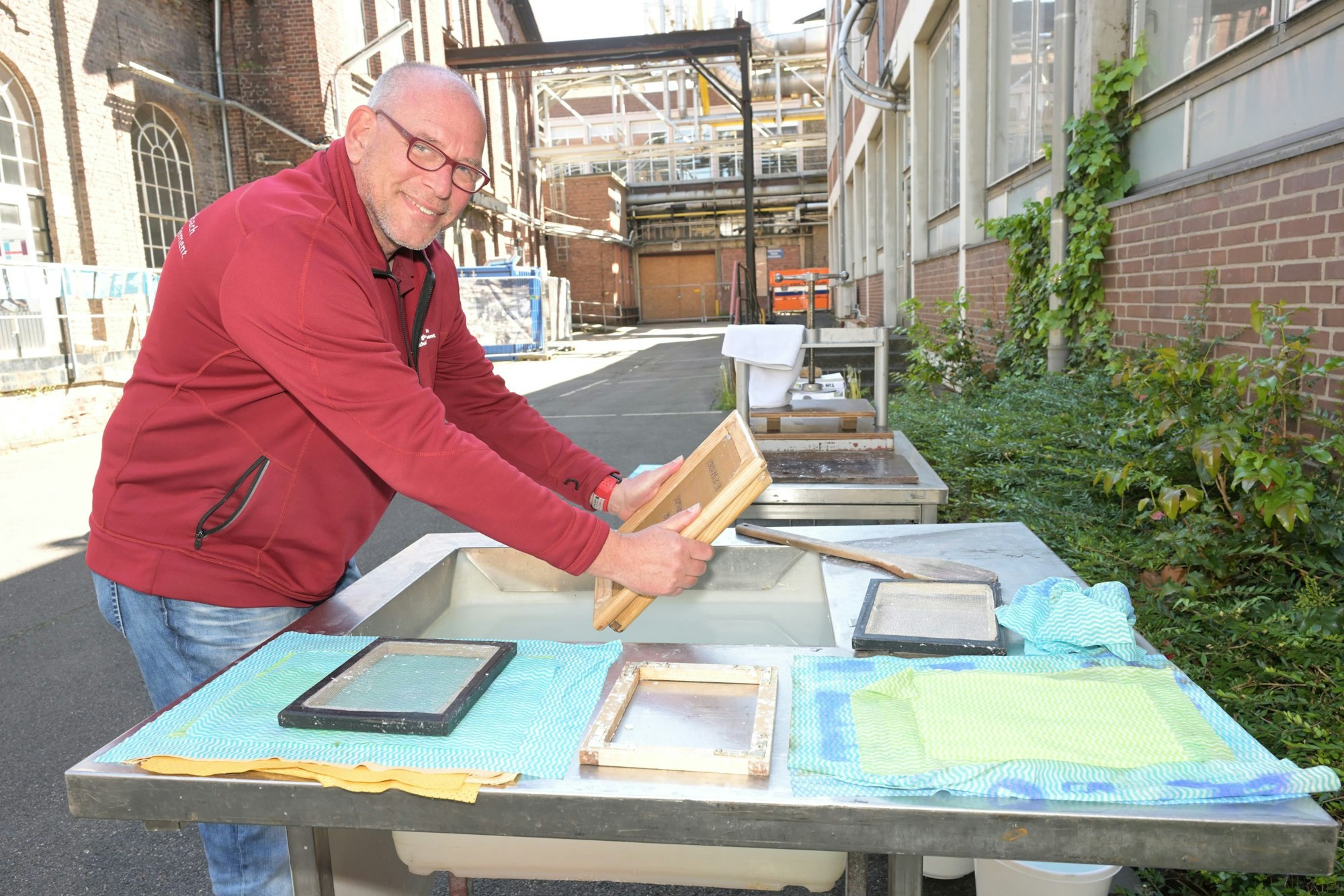 Zum Bürgerforum gehörte auch Unterhaltung und Familienprogramm. Papiermacher Frank Stugg zeigte Kindern und Jugendlichen, wie man Papier schöpft.