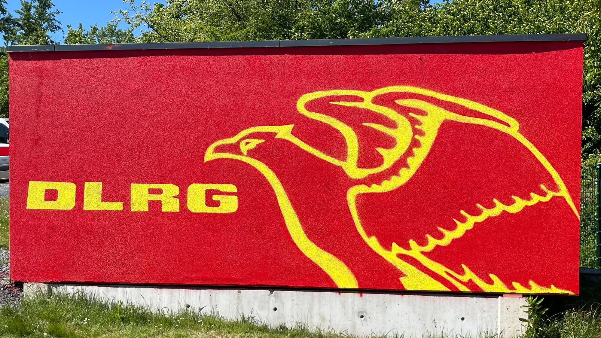 Die Garage für das Material am Rotter See ist neu bemalt worden.