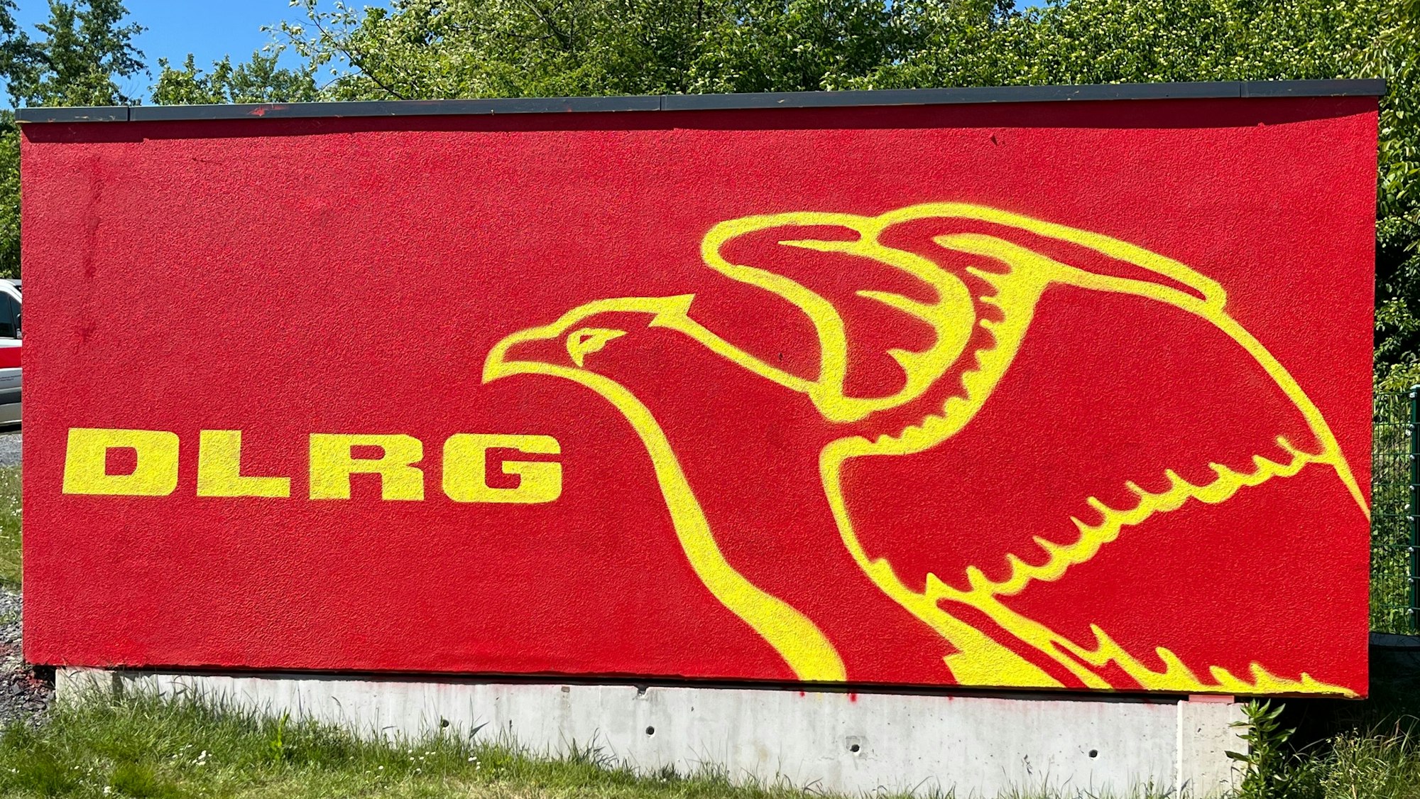 Die Garage für das Material am Rotter See ist neu bemalt worden.