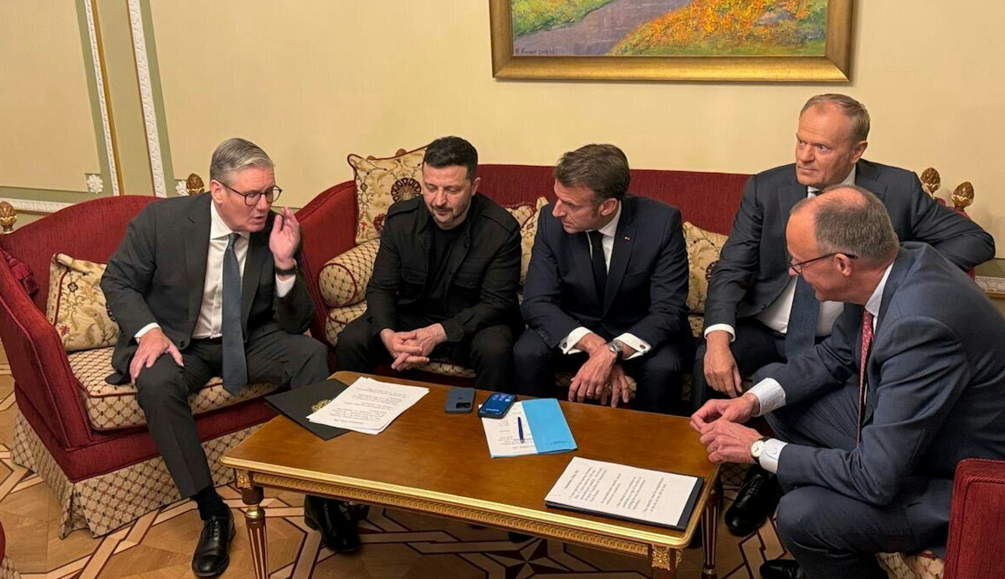 HANDOUT - 10.05.2025, Ukraine, Kiew: Auf diesem vom Pressedienst des ukrainischen Außenministeriums zur Verfügung gestellten Foto sitzen (l-r) der britische Premierminister Keir Starmer, der ukrainische Präsident Wolodymyr Selenskyj, der französische Präsident Emmanuel Macron, der polnische Ministerpräsident Donald Tusk und Bundeskanzler Friedrich Merz vor einer Pressekonferenz an einem Tisch - vor ihnen liegen zwei Smartphones. Die Vertreter der "Koalition der Willigen" haben bei ihrem Treffen mit US-Präsident Trump telefoniert. Foto: -/Ministry of Foreign Affairs of Ukraine via AP/dpa - ACHTUNG: Nur zur redaktionellen Verwendung (bis zum Datum) im Zusammenhang mit einer Berichterstattung über den Film und nur mit vollständiger Nennung des vorstehenden Credits +++ dpa-Bildfunk +++