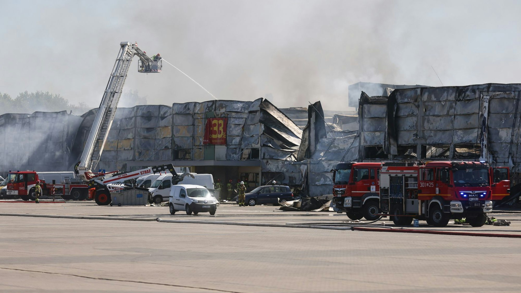 Vor einem Jahr brannte in Warschau ein Einkaufszentrum nieder. (Archivbild)