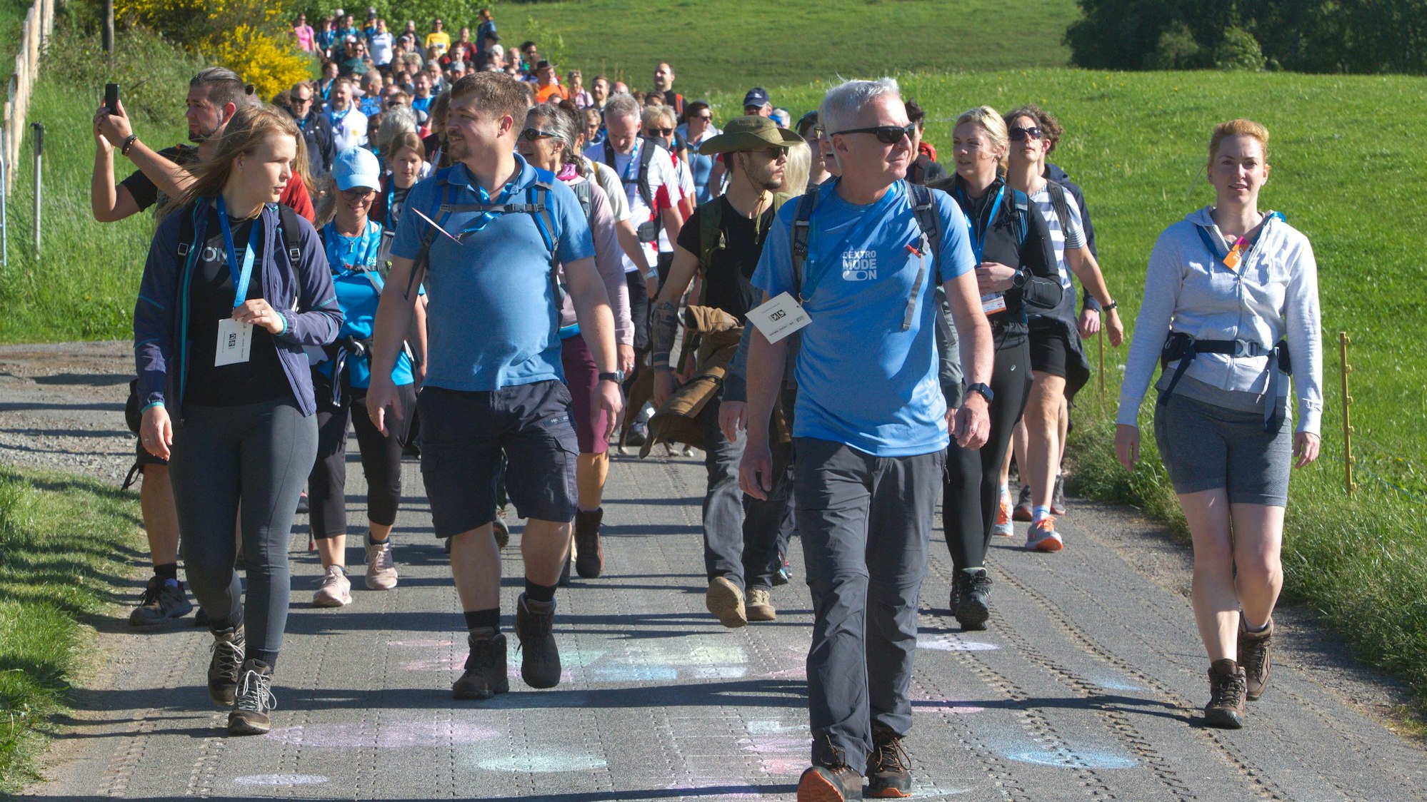 Die Teilnehmer der „Bergischen 25“ wandern bei bestem Wetter durch die Natur.