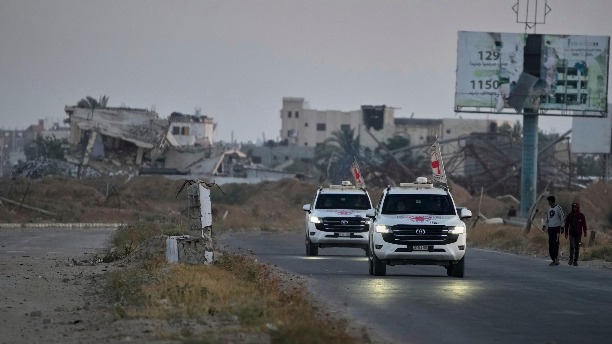 Fahrzeuge des Roten Kreuzes mit der amerikanisch-israelischen Geisel und dem Soldaten Edan Alexander verlassen den Gazastreifen, nachdem er der Organisation übergeben wurde.