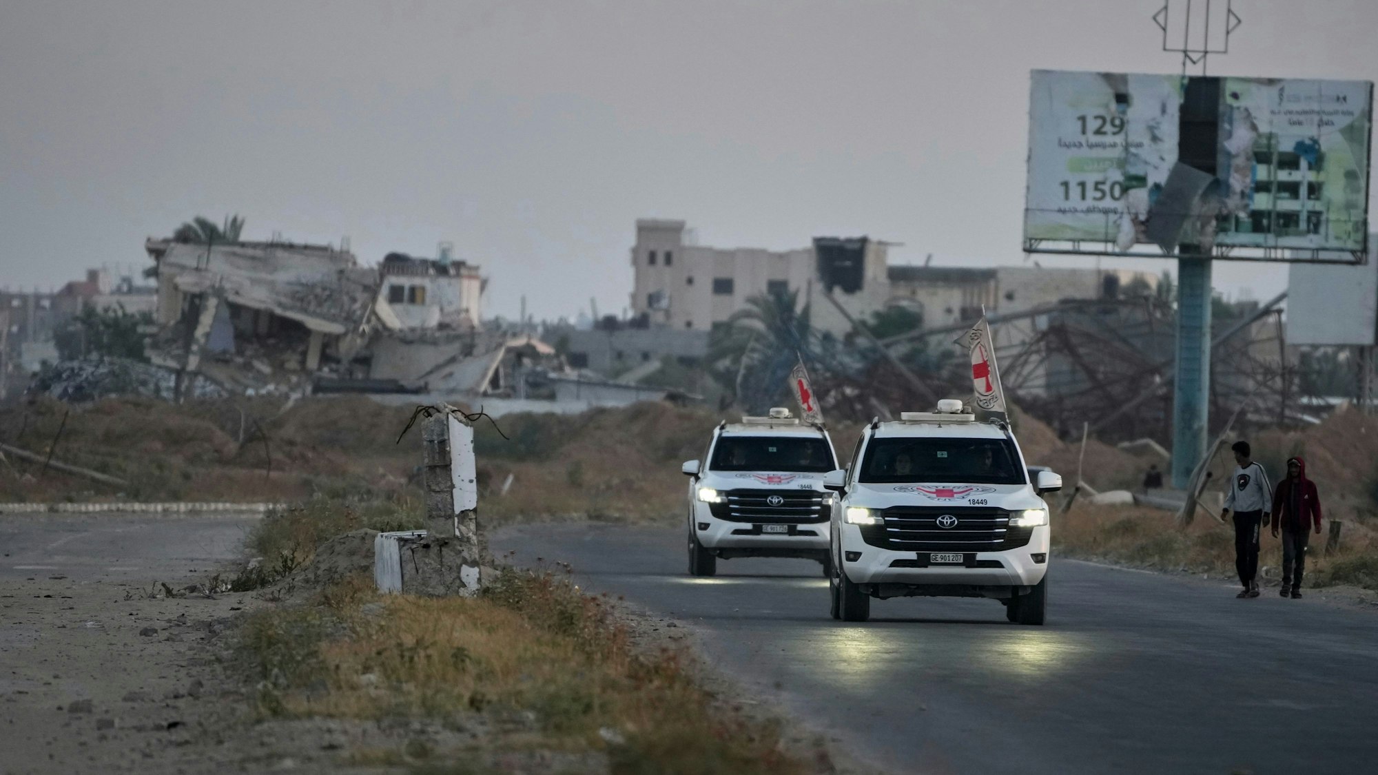 Fahrzeuge des Roten Kreuzes mit der amerikanisch-israelischen Geisel und dem Soldaten Edan Alexander verlassen den Gazastreifen, nachdem er der Organisation übergeben wurde.