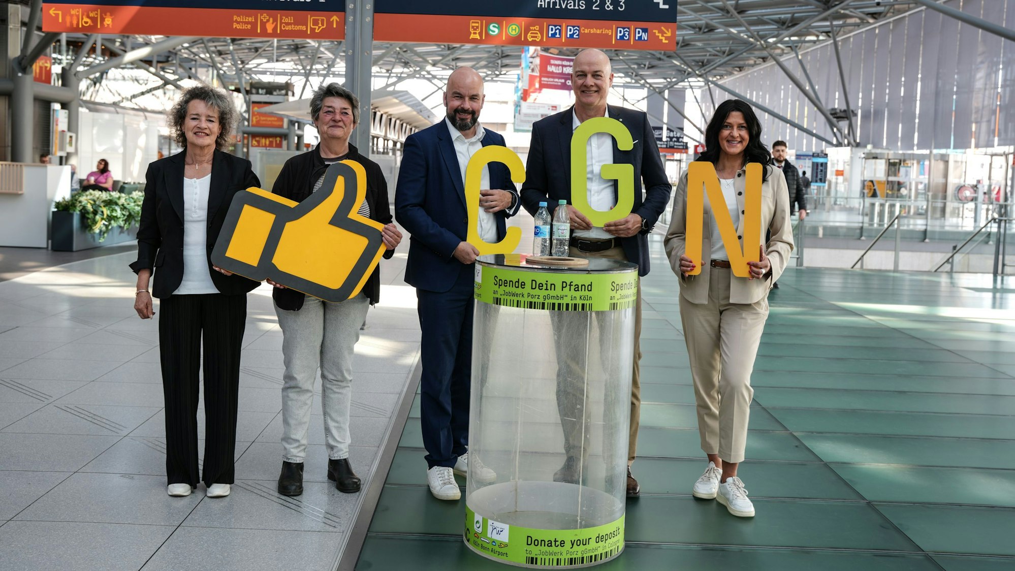 (v.l.n.r.): Margit Tschöpe, Projektleitung Spende Dein Pfand JobWerk Porz gGmbH, Inez Wolf, Geschäftsführerin JobWerk Porz gGmbH, Thilo Schmid, Vorsitzender der Geschäftsführung Flughafen Köln/Bonn GmbH, Jörg Deppmeyer, Geschäftsführer Vertrieb Der Grüne Punkt – Duales System Deutschland GmbH, Nicole Ebach Projektleitung Spende Dein Pfand Der Grüne Punkt – Duales System Deutschland GmbH