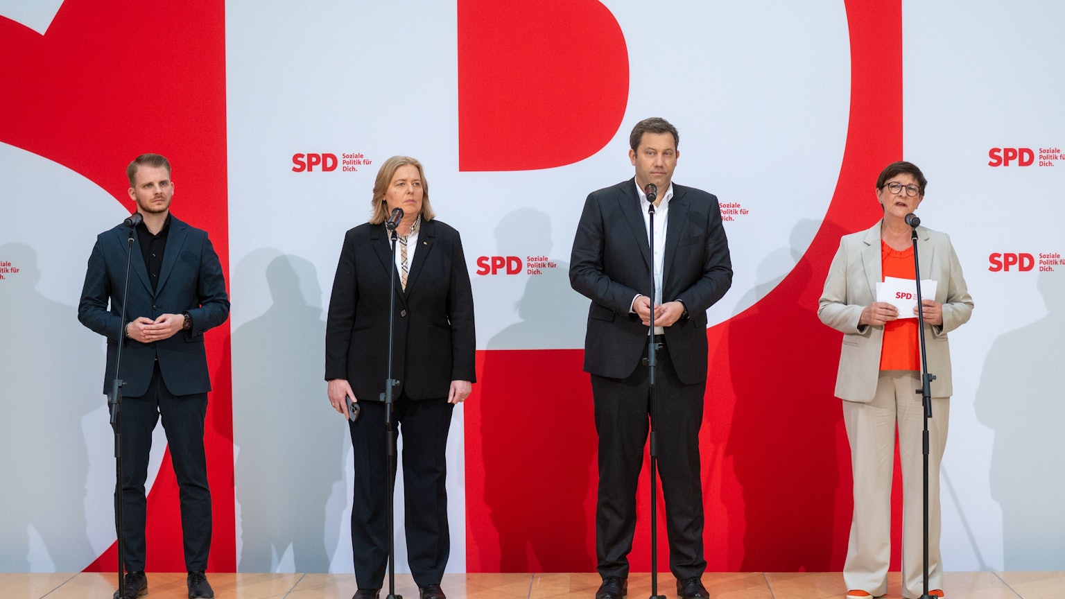 Tim Klüssendorf (SPD, l-r), Bärbel Bas (SPD), Bundesarbeitsministerin, Lars Klingbeil (SPD), Bundesminister der Finanzen und Vizekanzler und Saskia Esken (SPD), Co-Parteichefin der SPD, stehen bei einer Pressekonferenz. Bas soll neue Co-Parteichefin und Klüssendorf soll neuer Generalsekretär der SPD werden.