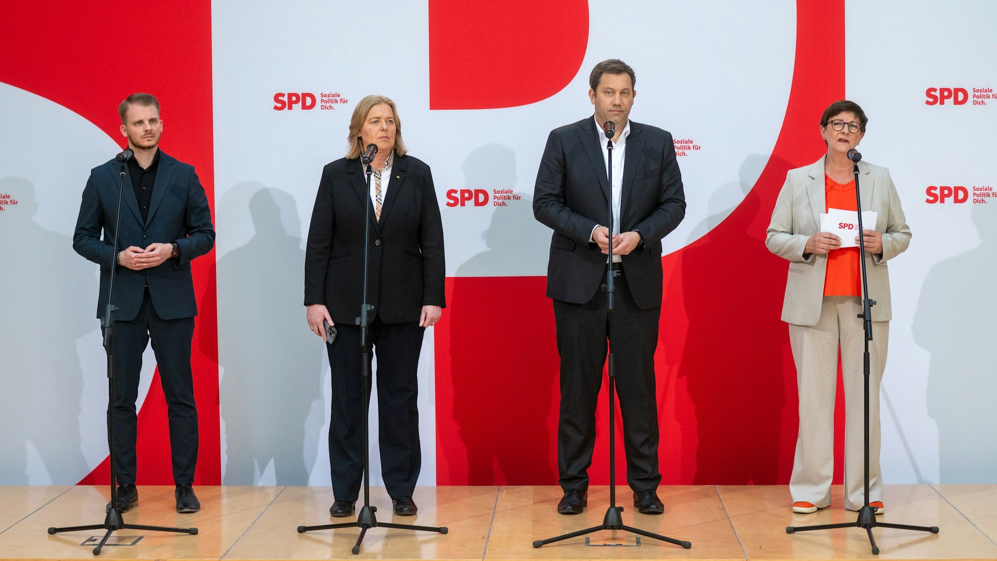 Tim Klüssendorf (SPD, l-r), Bärbel Bas (SPD), Bundesarbeitsministerin, Lars Klingbeil (SPD), Bundesminister der Finanzen und Vizekanzler und Saskia Esken (SPD), Co-Parteichefin der SPD, stehen bei einer Pressekonferenz. Bas soll neue Co-Parteichefin und Klüssendorf soll neuer Generalsekretär der SPD werden.