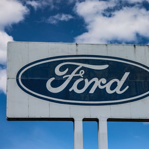 Ein Logo steht vor dem Ford Werk bei gutem Wetter - wirtschaftlich gesehen sind die Perspektiven des Ford-Autogeschäfts in Europa düster.
