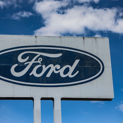 Ein Logo steht vor dem Ford Werk bei gutem Wetter - wirtschaftlich gesehen sind die Perspektiven des Ford-Autogeschäfts in Europa düster.