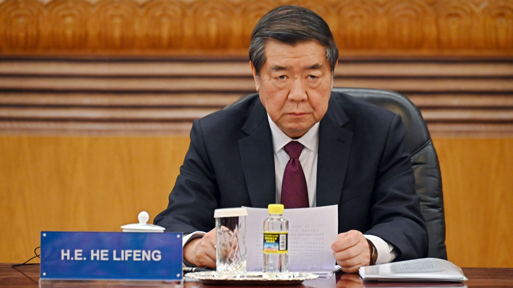 He Lifeng, Chinas Vize-Ministerpräsident, sitzt in der Großen Halle des Volkes. He führte in der Schweiz mit US-Finanzminister Scott Bessent Handelsgespräche. (Archivbild)