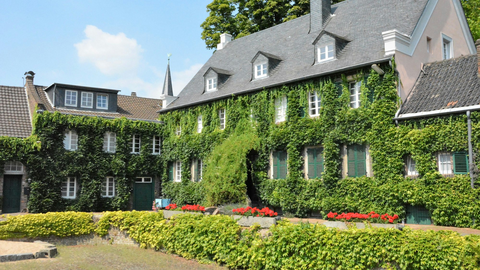 Einige Gutshöfe wie der Mertenshof sind Zeugnisse des ehedem ländlichen Charakters von Lövenich.