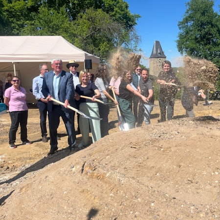 Beim wohl umstrittensten Bauprojekt Hennefs ist der Startschuss gefallen, der offizielle Spatenstich für das Kultur- und Heimathaus Stadt Blankenberg ist gemacht.