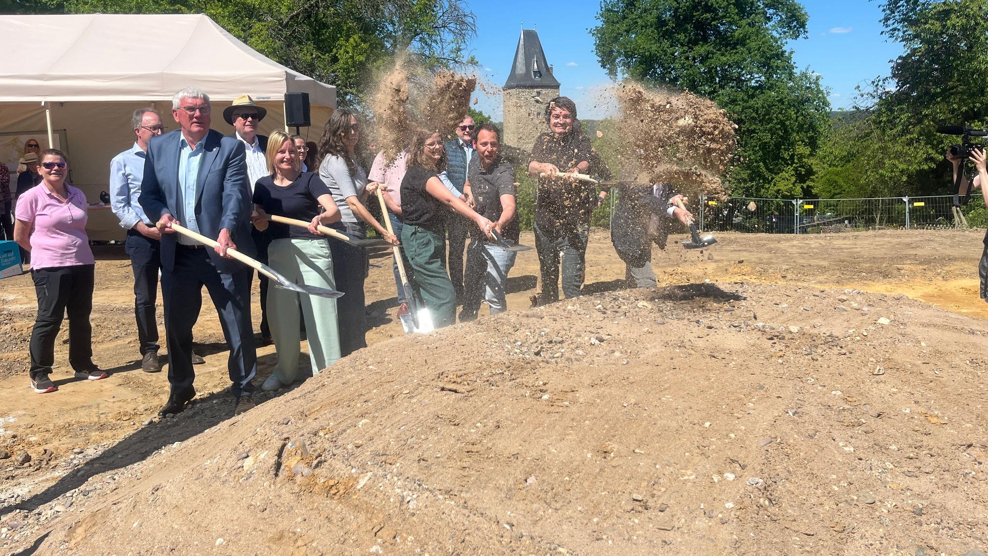 Beim wohl umstrittensten Bauprojekt Hennefs ist der Startschuss gefallen, der offizielle Spatenstich für das Kultur- und Heimathaus Stadt Blankenberg ist gemacht.