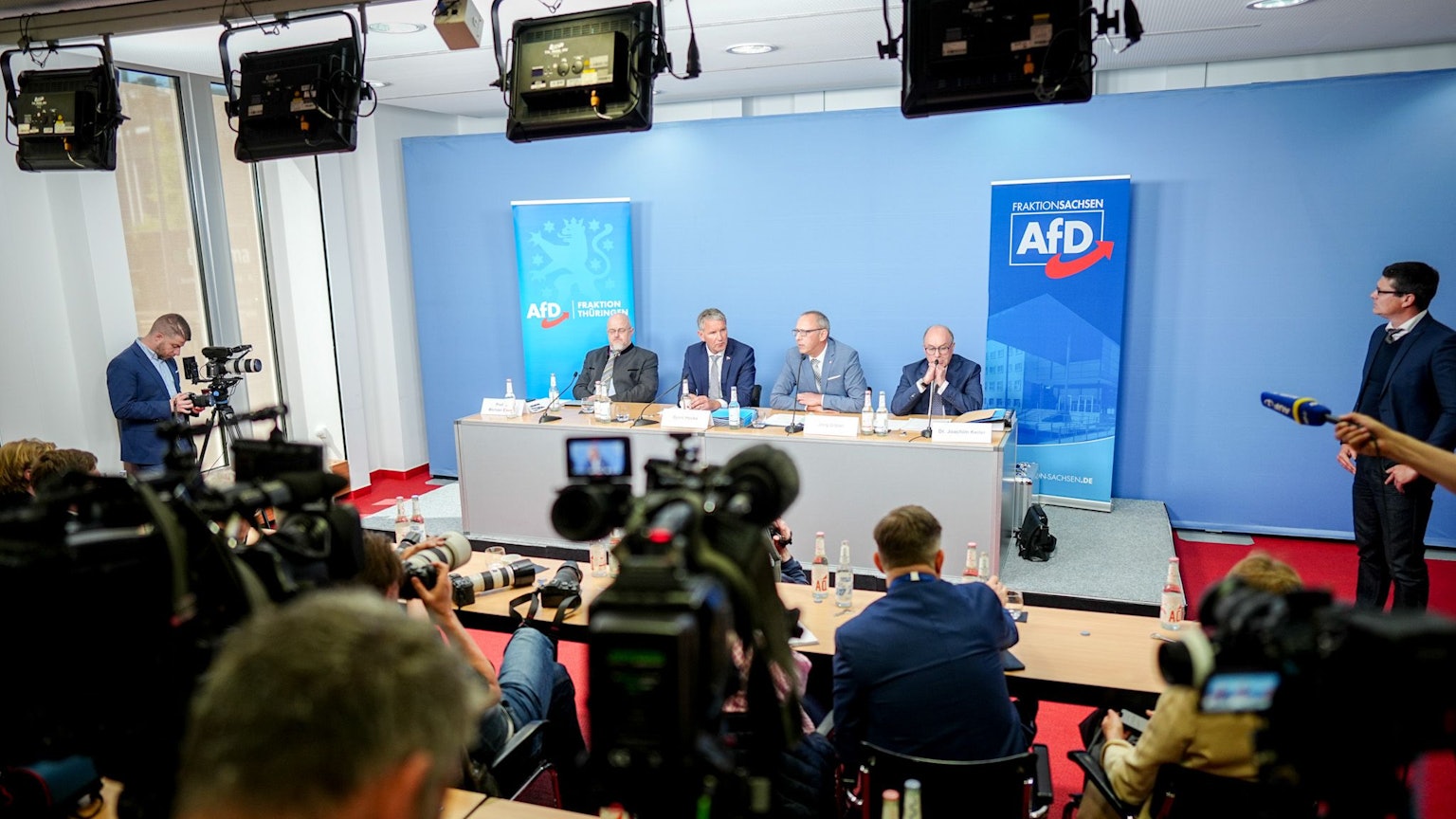 Björn Höcke und Jörg Urban stellen auf einer Pressekonferenz ein rechtliches Gutachten zum Thema Verfassungsschutzbeobachtung vor.