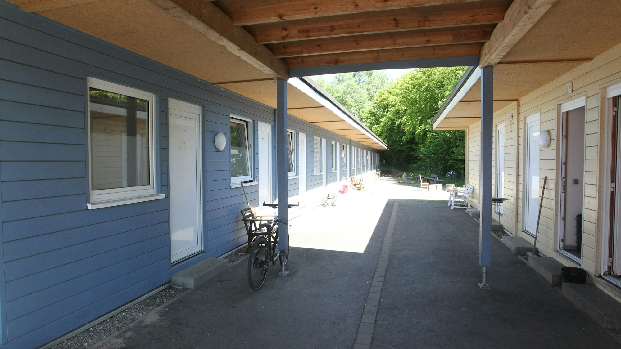 Rund 50 Geflüchtete kommen in der Anlage unter. Links sind die Wohnräume und auf der linken Seite gibt es gemeinsame Küche sowie sanitäre Anlagen.