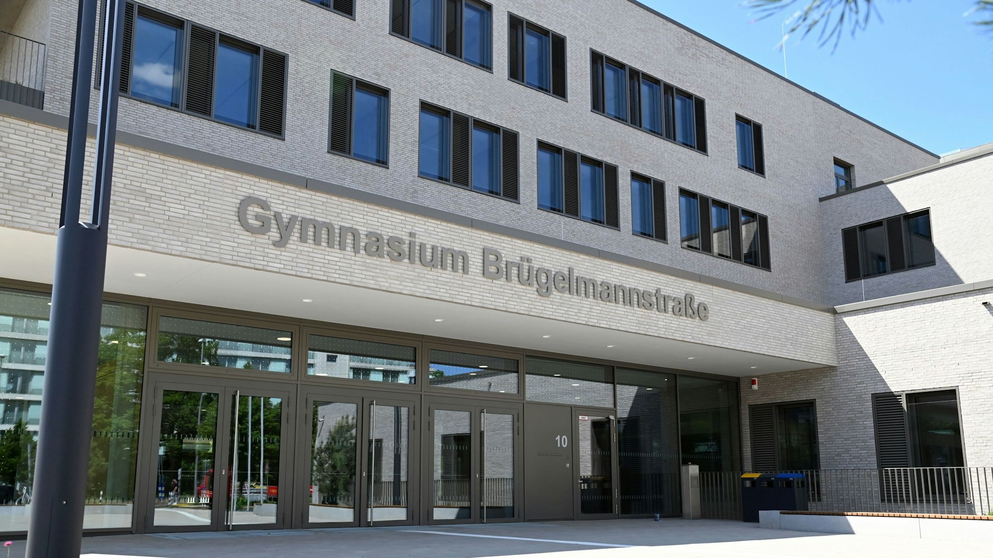 Der Haupteingang des Gebäudes Gymnasium Brügelmannstraße in Deutz