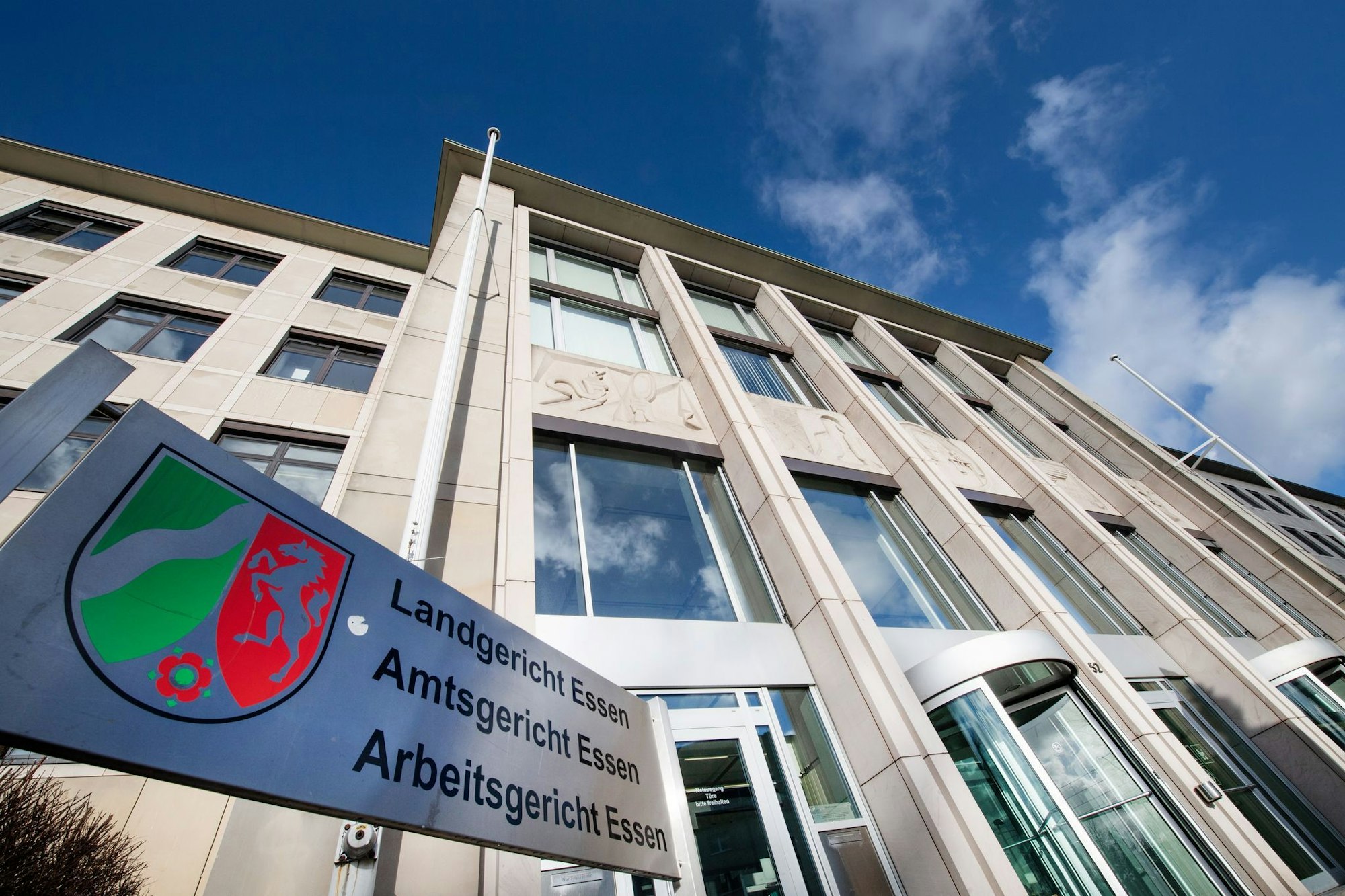Der Angeklagte hat gestanden, kiloweise Kokain und Marihuana sowie bündelweise eingeschweißtes Bargeld geschmuggelt zu haben. (Archivbild)